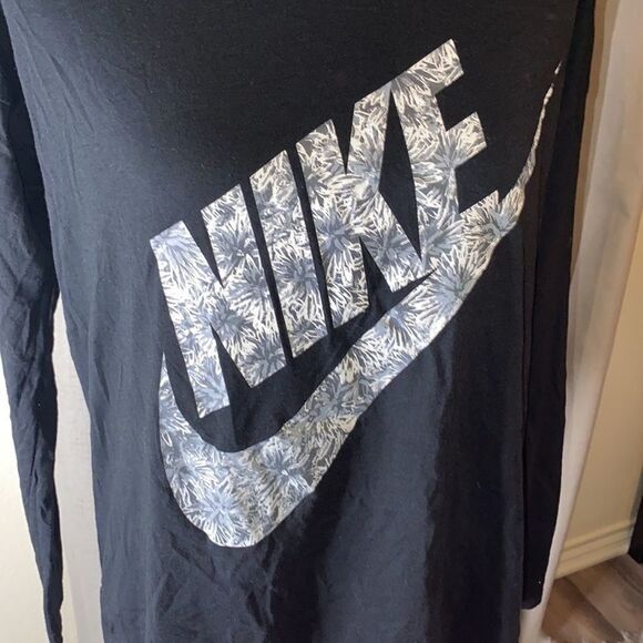 #129 Nike long sleeve t shirt - Picture 2 of 2